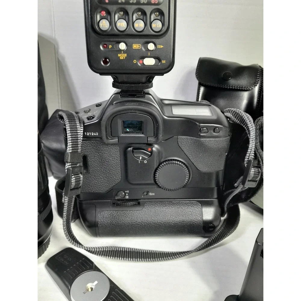 Vtg Canon EOS-1N RS 35mm SLR Film Camera W Accessories 2 Lens Grip Light Bag